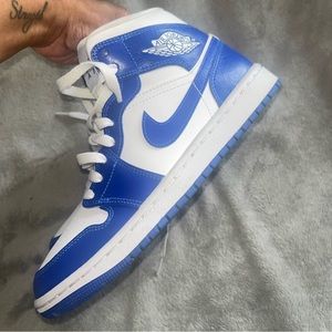 Jordan 1 mid Kentucky blue  size 7